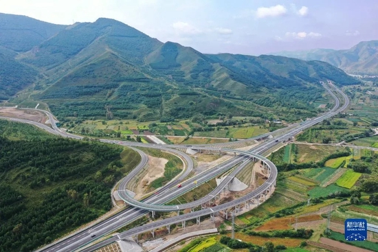 这是2021年8月31日拍摄的延崇高速河北段延伸工程张家口市崇礼白旗互通枢纽(无人机照片)。新华社发(武殿森 摄)