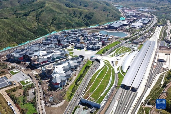 位于太子城冰雪小镇的冬奥颁奖广场(左)、太子城高铁站客运枢纽和太子城高铁站(2021年9月10日摄,无人机照片)。新华社发(武殿森 摄)