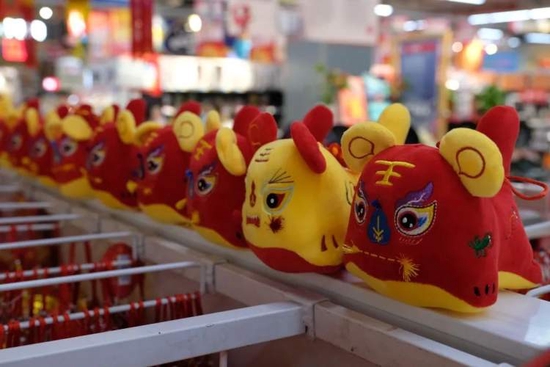 新的一年虎虎生威!“虎元素”年货占据商场C位!