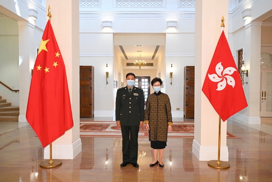 林郑月娥（右）10日上午在礼宾府与中国人民解放军驻香港部队司令员彭京堂少将（左）会面。