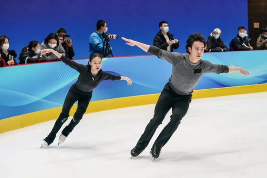 2022年1月5日，中国花样滑冰国家集训队在北京进行北京冬奥会前最后一次公开训练，三对双人滑组合在首钢园冰上训练中心进行了上冰训练。新华社记者 彭子洋 摄