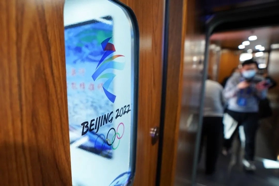 这是2022年1月6日在G9981次北京冬奥列车内拍摄的北京2022年冬奥会会徽。新华社记者 鞠焕宗 摄