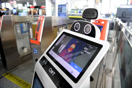 ↑1月18日，智能防疫测温机器人“大白”在合肥南站进站口为旅客测温。