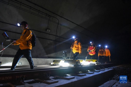 1月21日凌晨，工作人员推仪器进入花甲山隧道开始作业。新华社记者 曹祎铭 摄