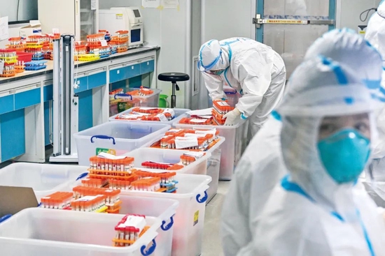  2021年5月31日，广东广州市，金域医学总部实验室工作人员整理待检测的核酸样本。图/中新
