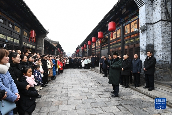 1月26日至27日,中共中央总书记、国家主席、中央军委主席习近平来到山西,看望慰问基层干部群众。这是27日上午,习近平在平遥古城同现场群众亲切交流。新华社记者 谢环驰 摄