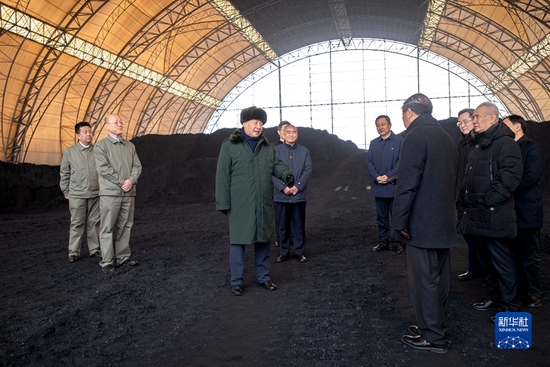 1月26日至27日,中共中央总书记、国家主席、中央军委主席习近平来到山西,看望慰问基层干部群众。这是27日下午,习近平在山西瑞光热电有限责任公司储煤场察看煤场储煤情况。新华社记者 谢环驰 摄