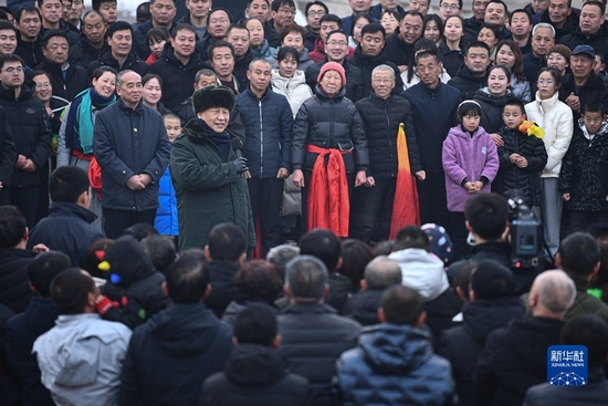 1月26日至27日,中共中央总书记、国家主席、中央军委主席习近平来到山西,看望慰问基层干部群众。这是26日下午,习近平在临汾市汾西县僧念镇段村文化广场,给乡亲们拜年,向全国各族人民、向港澳台同胞和海外侨胞致以美好的新春祝福。新华社记者 燕雁 摄