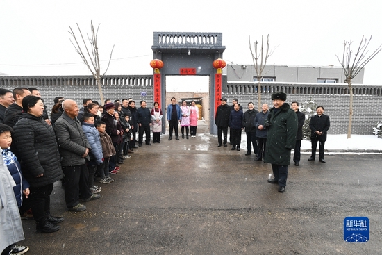 1月26日至27日,中共中央总书记、国家主席、中央军委主席习近平来到山西,看望慰问基层干部群众。这是26日下午,习近平在临汾市霍州市师庄乡冯南垣村考察时,同村民们亲切交流。新华社记者 谢环驰 摄