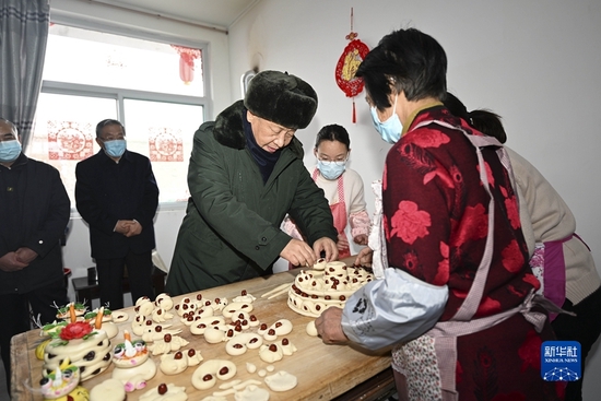 1月26日至27日,中共中央总书记、国家主席、中央军委主席习近平来到山西,看望慰问基层干部群众。这是26日下午,习近平在临汾市霍州市师庄乡冯南垣村,同师红兵一家做年馍。新华社记者 李学仁 摄