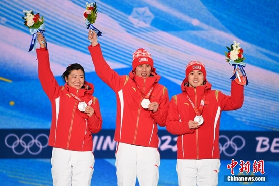 2月11日，北京冬奥会自由式滑雪空中技巧混合团体奖牌颁发仪式举行。图为中国队选手贾宗洋（中）、徐梦桃（左）和齐广璞（右）在奖牌颁发仪式上。中新社记者 翟羽佳 摄