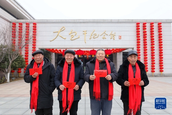 2022年1月26日,在安徽省凤阳县小岗村,“大包干”带头人展示自家领取的分红红包。新华社记者 曹力 摄