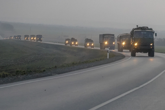  当地时间2022年2月23日，俄罗斯罗斯托夫，俄罗斯军用车辆驶向顿巴斯地区边境。