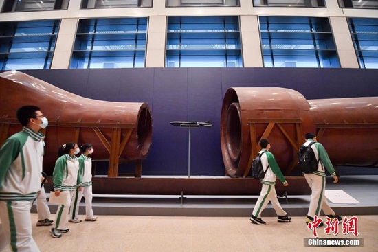 资料图：学生在中国国家博物馆参观展出的“新中国首座大型低速回流风洞”。 中新社记者 田雨昊 摄