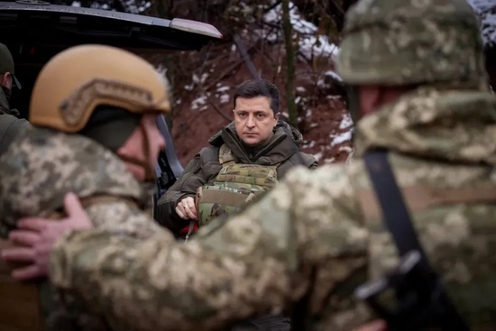 2021年12月6日，乌克兰建军节当天，泽连斯基总统（中）在顿涅茨克前线视察当地部队的备战状况（人民视觉 供图）