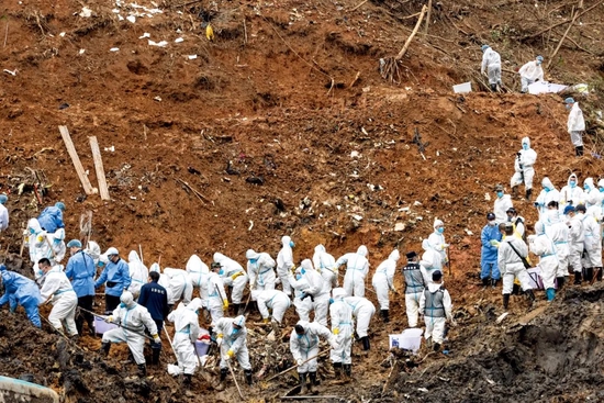 3月25日，广西梧州市藤县东航MU5735客机坠毁事故搜救现场。图/人民视觉