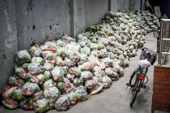 2022年3月31日，上海一处封控区外准备的蔬菜包。图/澎湃影像