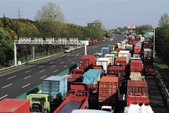 4月9日，江苏无锡市，G42沪宁高速无锡段南京往上海方向，大货车排起了长龙。图/澎湃影像