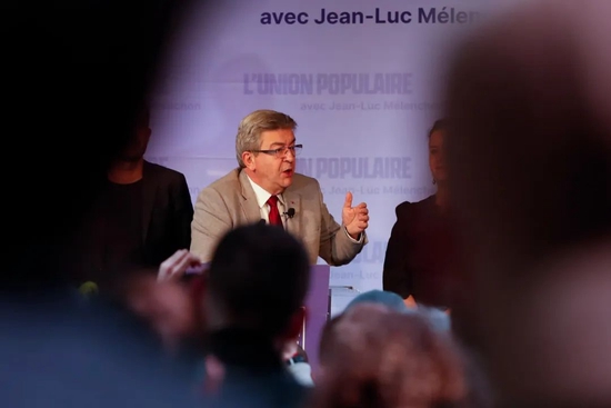  当地时间2022年4月10日，法国巴黎，法国极左翼政党“不屈法国”党候选人让-吕克?梅朗雄发表演讲。图/IC photo