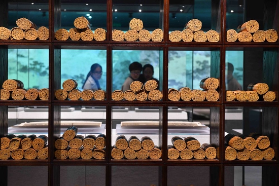  参观者在山东曲阜孔子博物馆内参观（2018年11月26日摄）。 新华社记者 朱峥 摄