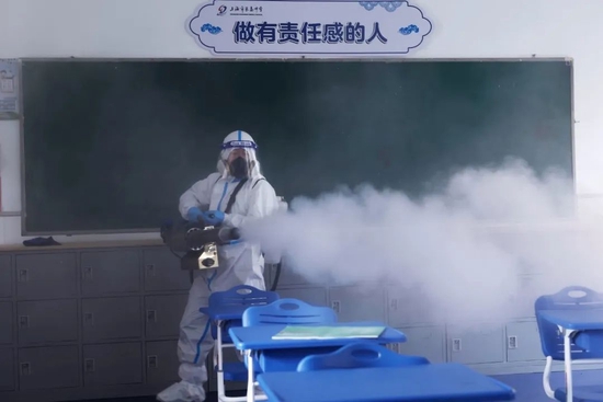 4月21日，上海浦东三栖应急救援志愿服务队队员在浦东新区长岛中学内进行消毒作业。