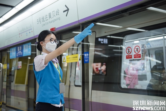 车站工作人员站台引导。深圳地铁供图