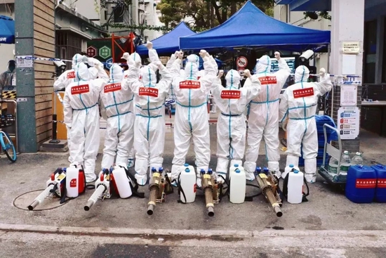 3月27日，厚天应急救援总队直属教导队在上海某社区执行防疫消杀任务。