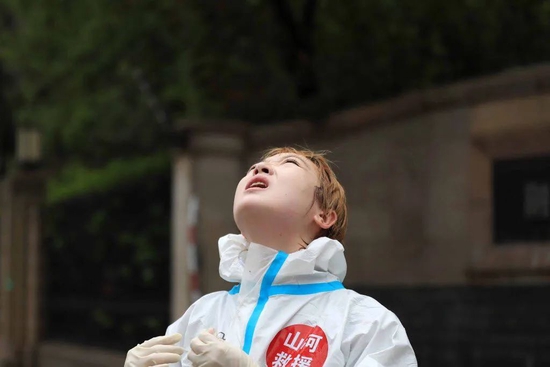  4月14日，上海，来自兰州的山河救援志愿者服务队，驱车三天两夜，跋涉2300多公里，驰援上海。图为该服务队一名队员刚刚结束消杀工作。