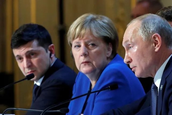 2019年12月10日，“诺曼底模式”四国峰会在巴黎举行，（从左到右）乌克兰总统泽连斯基、时任德国总理默克尔和俄罗斯总统普京出席联合记者会图：新华社