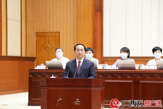 许显辉作表态发言。广西日报-广西云客户端记者 廖志荣 摄