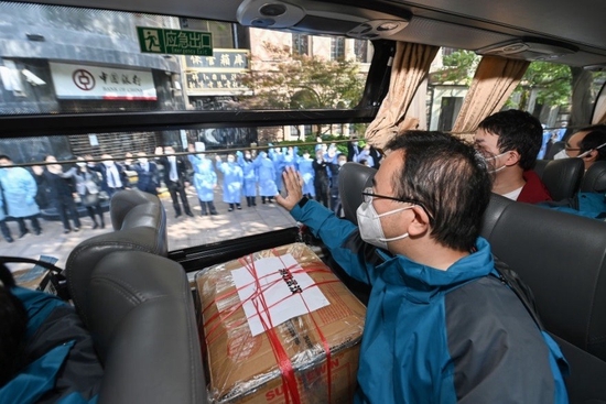 5月14日，部分援沪医疗队撤离。新华社图