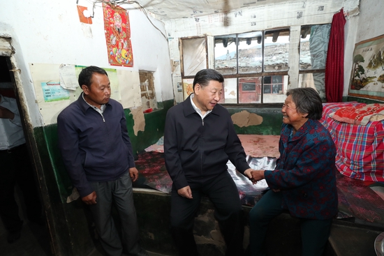 2017年6月21日,习近平总书记来到山西省忻州市岢岚县赵家洼村看望贫困村民王三女。