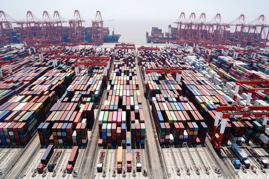 5月17日拍摄的上海洋山深水港四期自动化码头。新华社记者 丁汀 摄