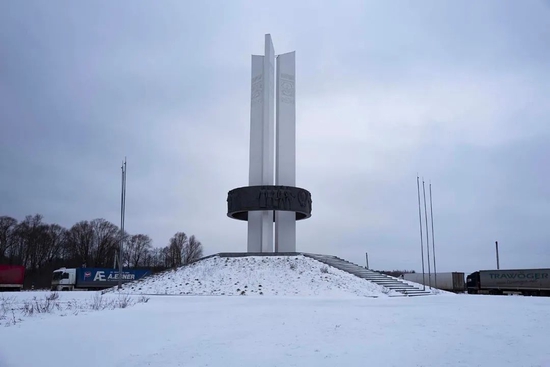 位于乌克兰北部切尔尼戈夫的“三姐妹”纪念碑