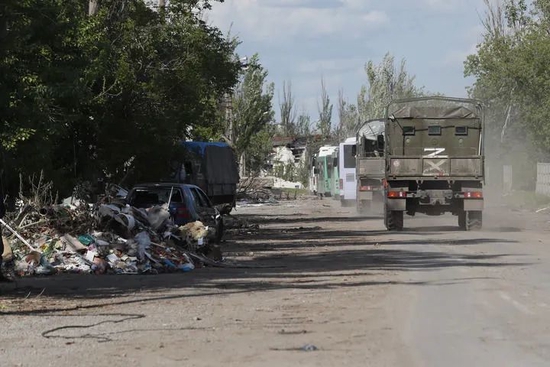 5月20日，载着乌克兰武装人员的巴士驶离马里乌波尔。（新华社发，维克托摄）