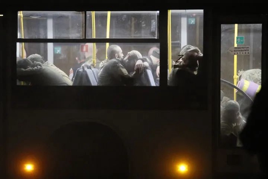 5月20日，载着乌克兰武装人员的巴士抵达俄军控制的奥列尼夫卡镇。（新华社发，维克托摄）