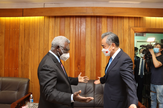 当地时间2022年5月26日，所罗门群岛总理索加瓦雷在霍尼亚拉总理府会见国务委员兼外长王毅。