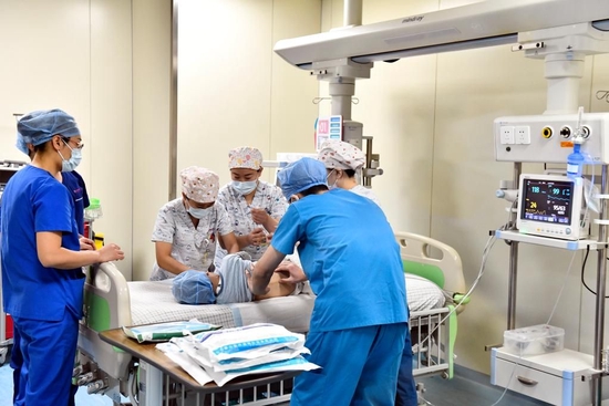  1月1日，在山东省枣庄市妇幼保健院儿童ICU病房，医护人员准备为4岁的脊髓性肌萎缩症患儿注射靶向治疗药物诺西那生钠。（新华社记者郭绪雷 摄）