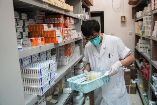  5月22日，在北京市丰台区卢沟桥社区卫生服务中心，工作人员在为患者配药。（新华社记者彭子洋 摄）