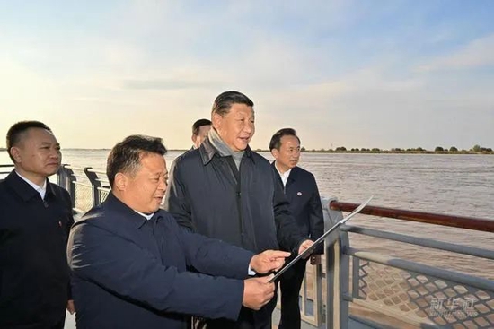 2021年10月20日,习近平在山东省东营市黄河入海口考察。
