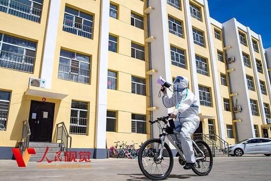 2022年6月6日,内蒙古锡林郭勒,二连出入境边防检查站民警全力护航全员核酸检测工作。人民视觉图