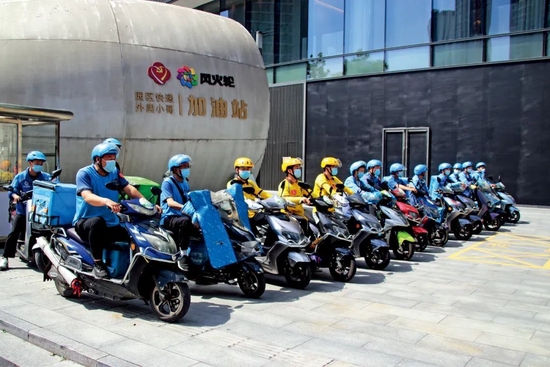 5月22日,江苏苏州市,苏州金鸡湖街道和爱心达人公益慈善基金会设立的“风火轮外卖骑士志愿服务队”成立,18位“外卖小哥”首批加入该服务组织。图/IC