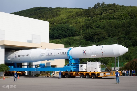 15日，韩国运载火箭“世界”号被转运至发射架。