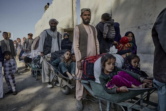 阿富汗人在Spin Buldak的过境点排队进入巴基斯坦。© UNHCR/Andrew McConnell