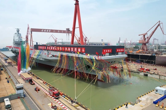  2022年6月17日，中国第三艘航空母舰下水命名仪式在中国船舶集团有限公司江南造船厂举行，航空母舰命名为“中国人民解放军海军福建舰”，舷号为“18”。图|新华社