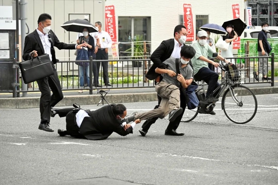 当地时间2022年7月8日,日本奈良,安全警察在现场逮捕了枪击日本前首相安倍晋三的嫌疑人山上徹也。图/IC photo