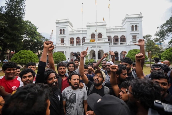 当地时间2022年7月14日，斯里兰卡科伦坡，抗议者离开总理官邸。图/IC photo