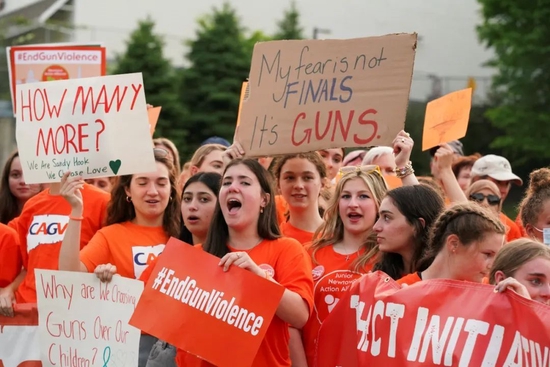 当地时间2022年6月3日，美国康涅狄格州纽顿，当地民众举行了反对枪支暴力的集会活动。图/IC photo