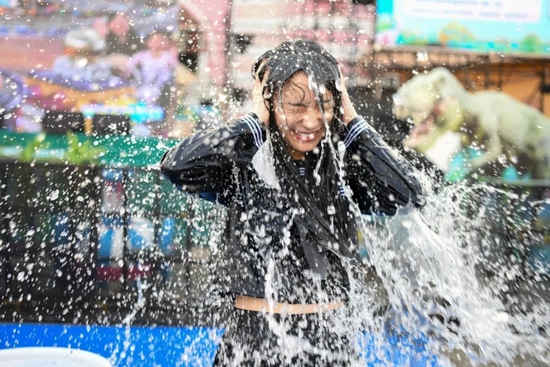 7月15日,游客在湖南长沙世界之窗泼水狂欢消暑。图/中新图片网