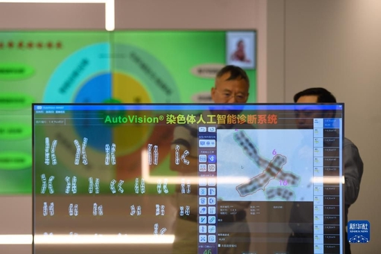 参加中国（杭州）数字·健康小镇开园仪式的嘉宾在小镇的成果转化区了解一套染色体人工智能诊断系统（2020年8月30日摄）。新华社记者 黄宗治 摄